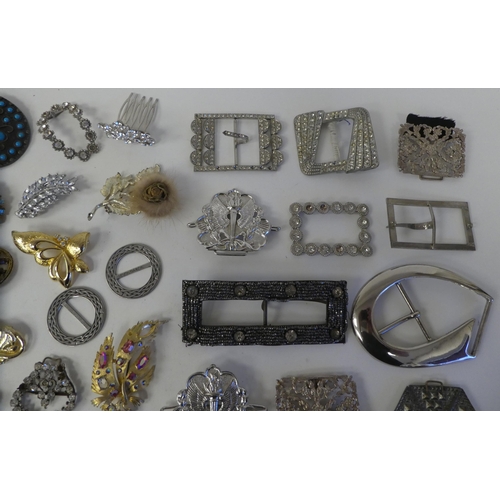 95 - Costume jewellery, mainly brooches and belt buckles