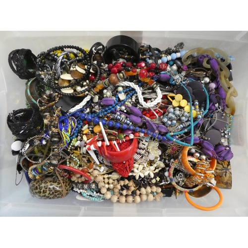 124 - Costume jewellery and items of personal ornament: to include simulated pearls and other necklaces