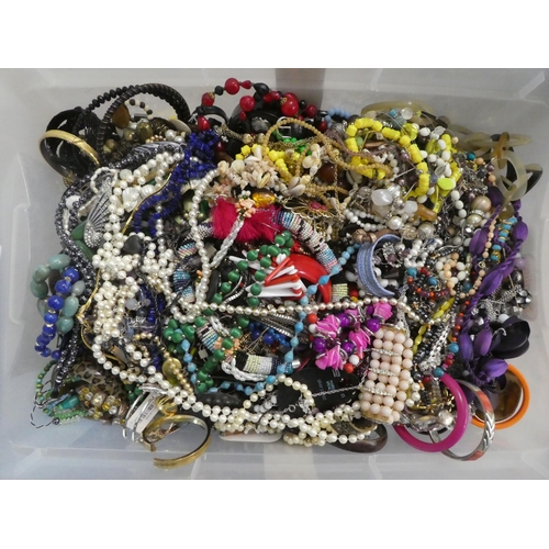 124 - Costume jewellery and items of personal ornament: to include simulated pearls and other necklaces