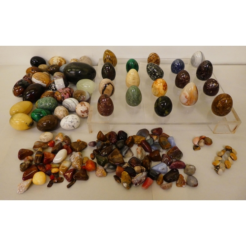 132 - A quantity of hardstone, agate and other carved egg ornaments; and variously cut stones and smaller ... 