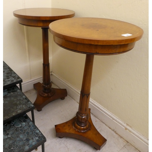 86 - A pair of modern William IV design mahogany and walnut pedestal tables, each with a turned column an... 