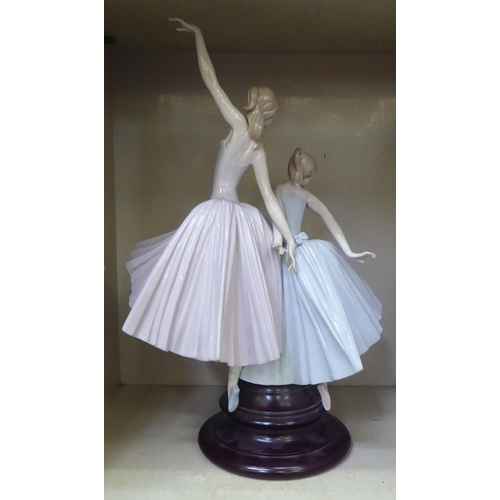 322 - A Lladro porcelain group, two ballerinas  19