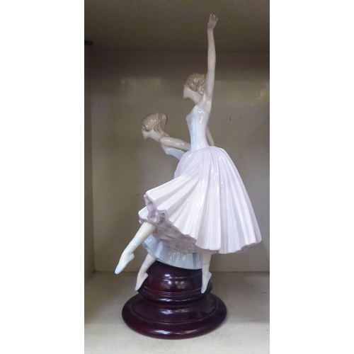 322 - A Lladro porcelain group, two ballerinas  19