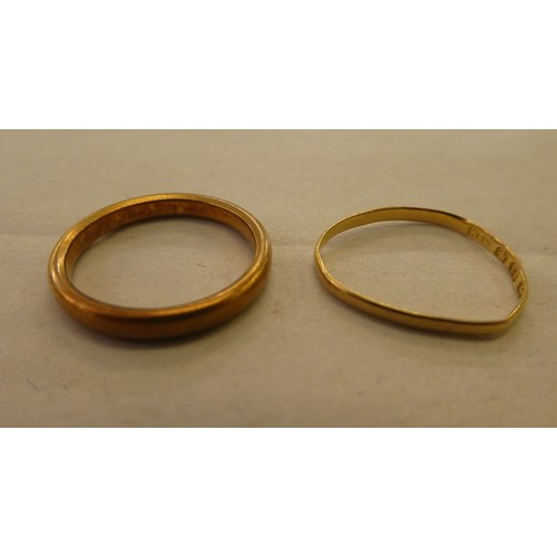 160 - A 22ct gold wedding band