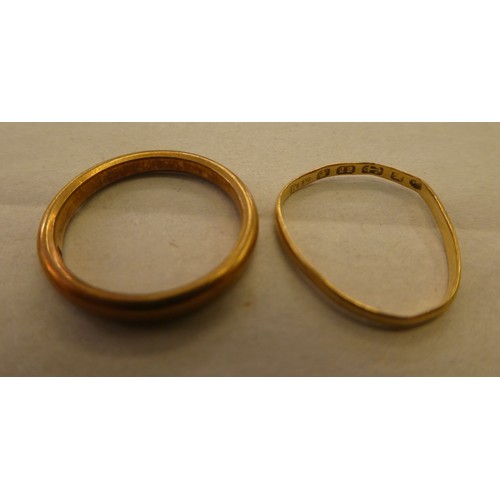 160 - A 22ct gold wedding band