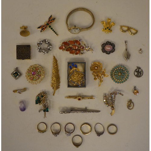 30 - Costume jewellery: to include a yellow metal ring, set with white stones