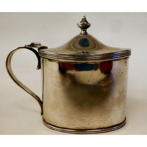 99 - A Georgian style silver oval mustard pot with applied wire ornament, a hinged lid and loop handle wi... 