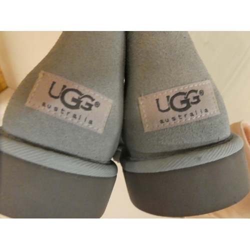 121 - Two pairs of Ugg boots, one in pink, the other baby blue  approx. size 7