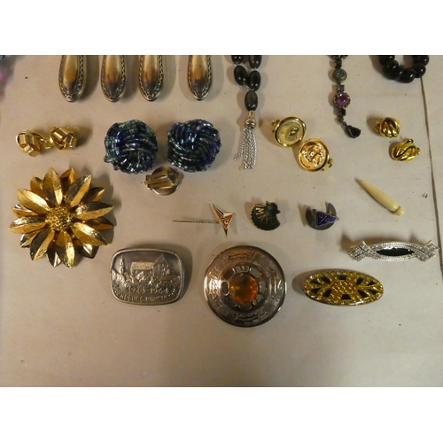 16 - A mixed lot: to include costume jewellery