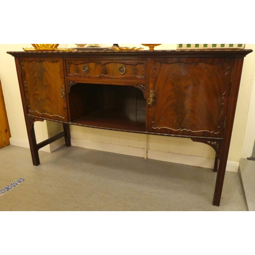 76 - A 1920s mahogany dining suite  comprising an extending table, raised on square, tapered legs  30