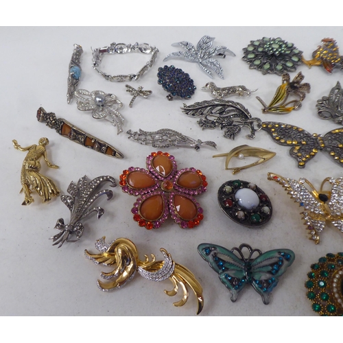 35 - Costume jewellery: to include variously themed brooches