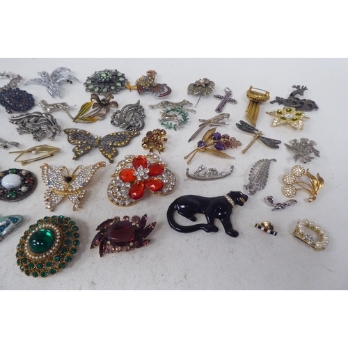 35 - Costume jewellery: to include variously themed brooches