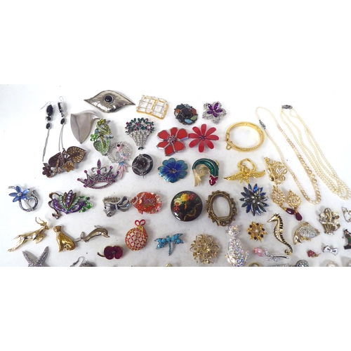 55 - Costume jewellery: to include variously themed brooches