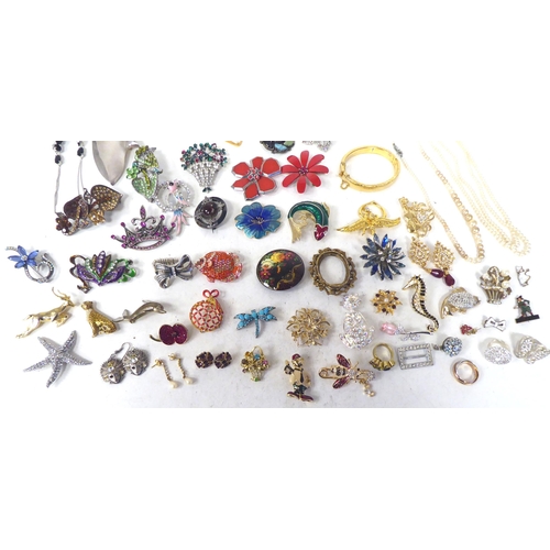 55 - Costume jewellery: to include variously themed brooches