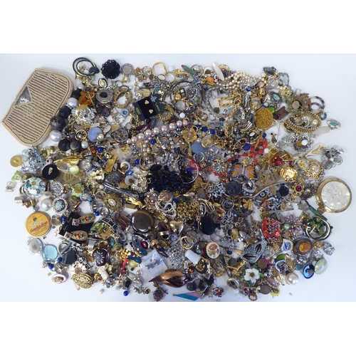 80 - Costume jewellery: to include a yellow metal brooch, set with green stones