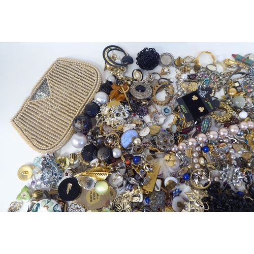 80 - Costume jewellery: to include a yellow metal brooch, set with green stones