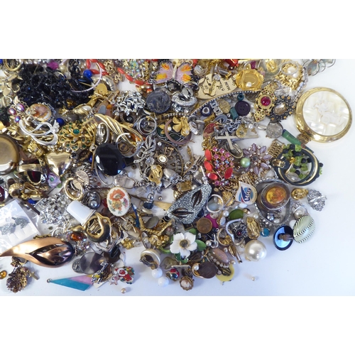 80 - Costume jewellery: to include a yellow metal brooch, set with green stones