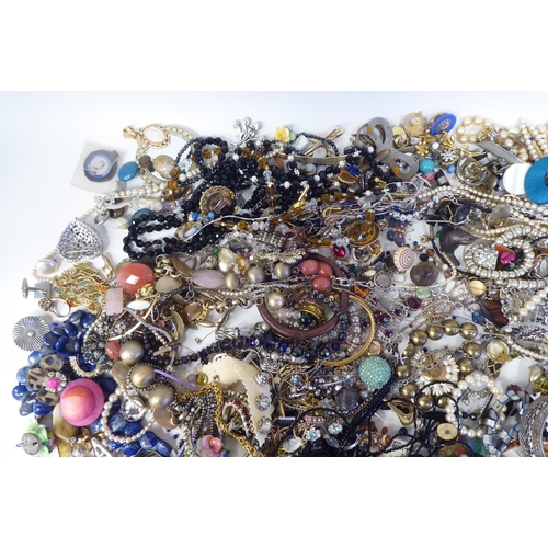 85 - Costume jewellery: to include a yellow metal bracelet