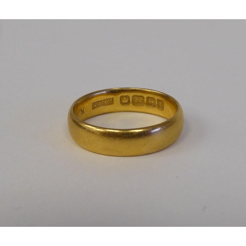 89 - A 22ct gold wedding band