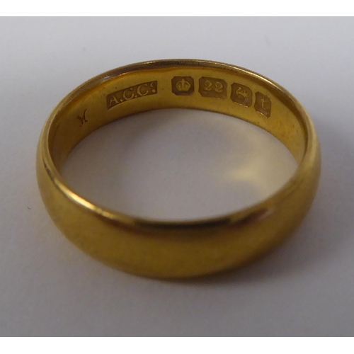 89 - A 22ct gold wedding band