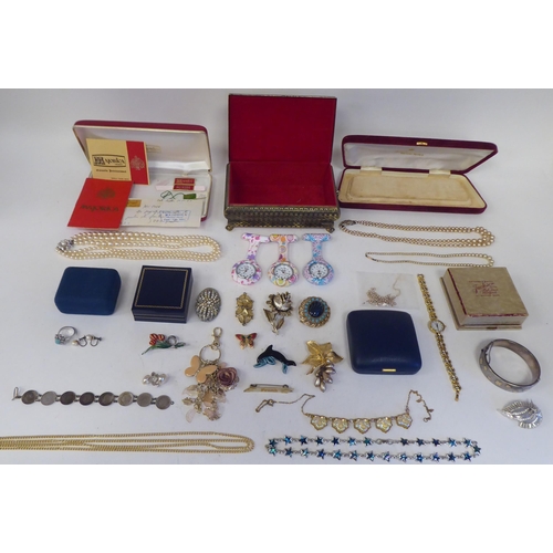 99 - Items of personal ornament and costume jewellery: to include a bi-coloured metal bangle, decorated w... 