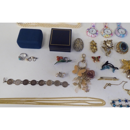 99 - Items of personal ornament and costume jewellery: to include a bi-coloured metal bangle, decorated w... 