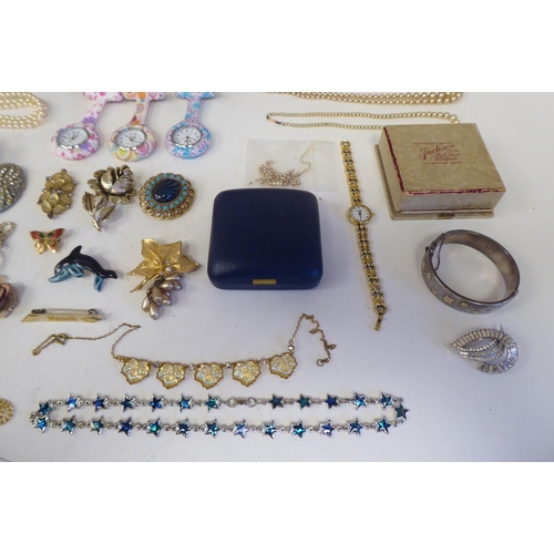 99 - Items of personal ornament and costume jewellery: to include a bi-coloured metal bangle, decorated w... 