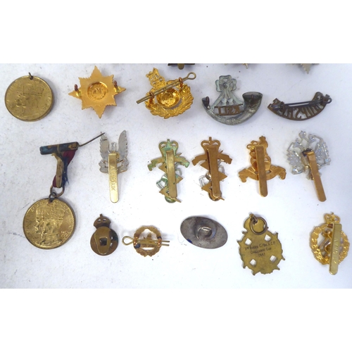 307 - Miscellaneous British military cap badges and other insignia, some copies: to include Royal Hampshir... 