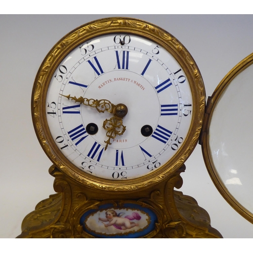 344 - A 19thC French gilt metal, drum cased mantel clock, on an onyx plinth and platform; the bell strike ... 