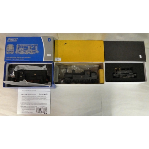 124 - '0' gauge electric diecast model railway items, viz. a Class 08 diesel locomotive; a 0-602 locomotiv... 