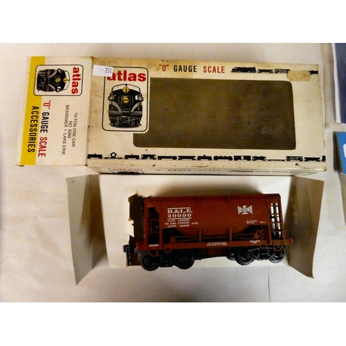 152 - '0' gauge model railway accessories: to include an Intermountain Railway Company Carriage  boxe... 