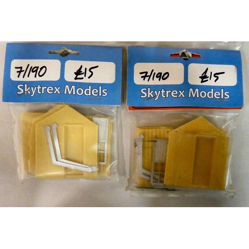 152 - '0' gauge model railway accessories: to include an Intermountain Railway Company Carriage  boxe... 