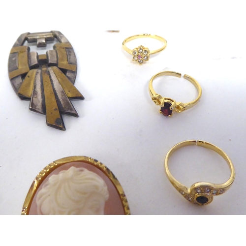 19 - Jewellery and small collectables: to include a brass vesta case, fashioned as an elephant's head