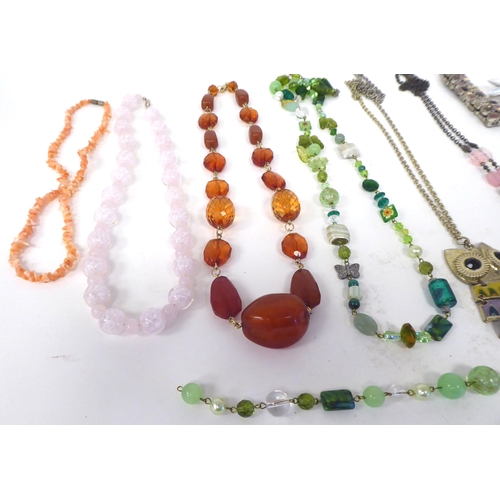 20 - Jewellery: to include a green glass necklace