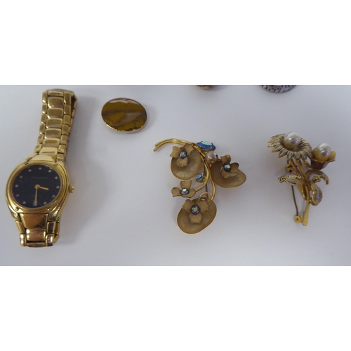 23 - Items of personal ornament: to include yellow, silver and white metal rings; brooches; and other jew... 