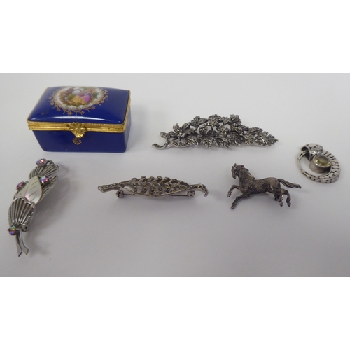 23 - Items of personal ornament: to include yellow, silver and white metal rings; brooches; and other jew... 