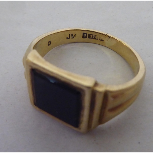 372 - 9ct gold jewellery: to include a signet ring 