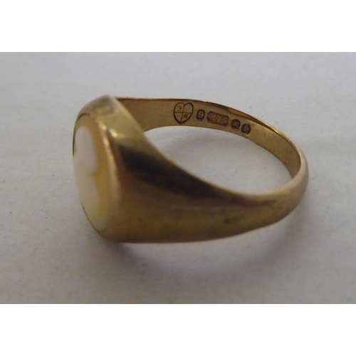 372 - 9ct gold jewellery: to include a signet ring 