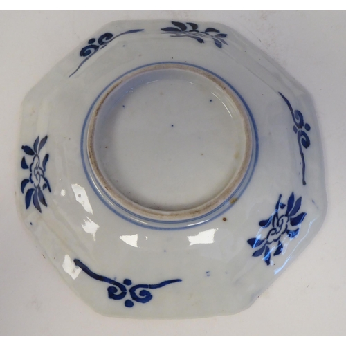 52 - Oriental ceramics: to include an early 20thC Japanese Imari porcelain plate of octagonal form  6