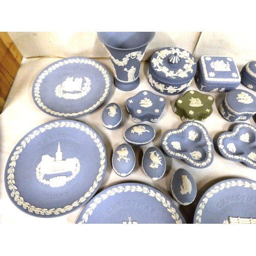 62 - Wedgwood jasperware: to include a heart shaped trinket box and cover  5