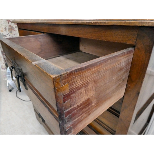 95 - An early 20thC mahogany chest of drawers with two short/three graduated long drawers and cast brass,... 