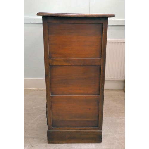 95 - An early 20thC mahogany chest of drawers with two short/three graduated long drawers and cast brass,... 