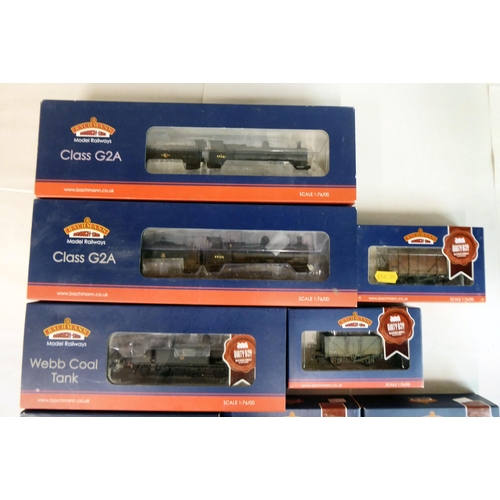 154 - Bachmann '00' gauge model railway accessories: to include a Class G2A 0-6-2 locomotive and tender bo... 