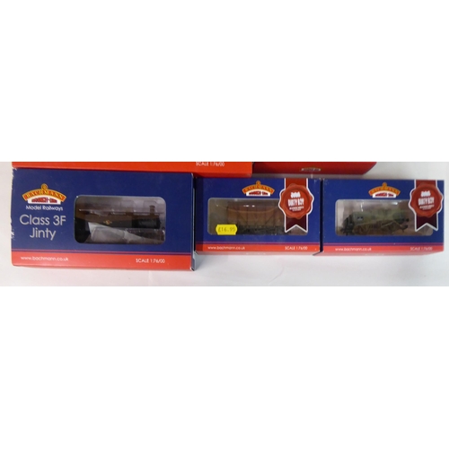 154 - Bachmann '00' gauge model railway accessories: to include a Class G2A 0-6-2 locomotive and tender bo... 