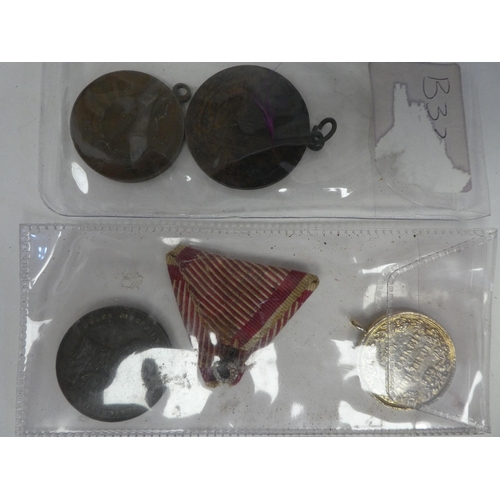 4 - Military buttons; fabric badges; ribbons and similar(Please Note: this lot is subject to the stateme... 