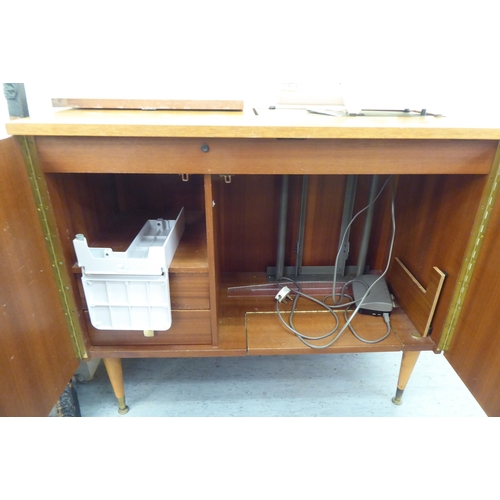 93 - A Singer sewing machine within a teak cabinet  30