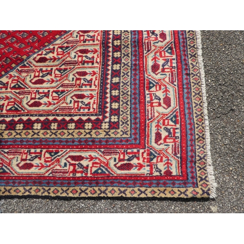 282 - A Hamadan rug, decorated with repeating stylised motifs, on a multi-coloured ground  80