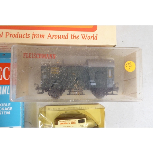 258 - H/0 and 00 gauge model railway accessories: to include an IHC M471 0-4-0 Dockside Loco; and a Revell... 