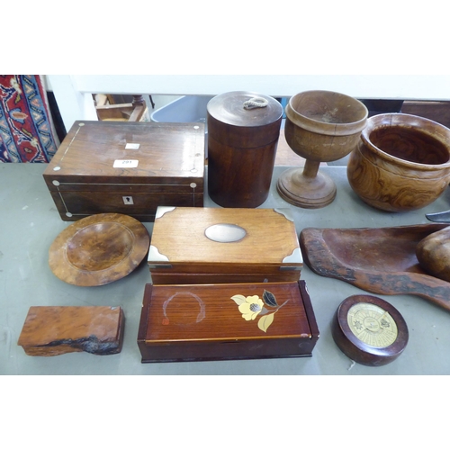 291 - Wooden collectables: to include a 1930s oak turned pedestal bowl  7.5