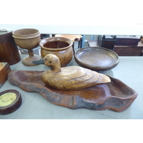 291 - Wooden collectables: to include a 1930s oak turned pedestal bowl  7.5